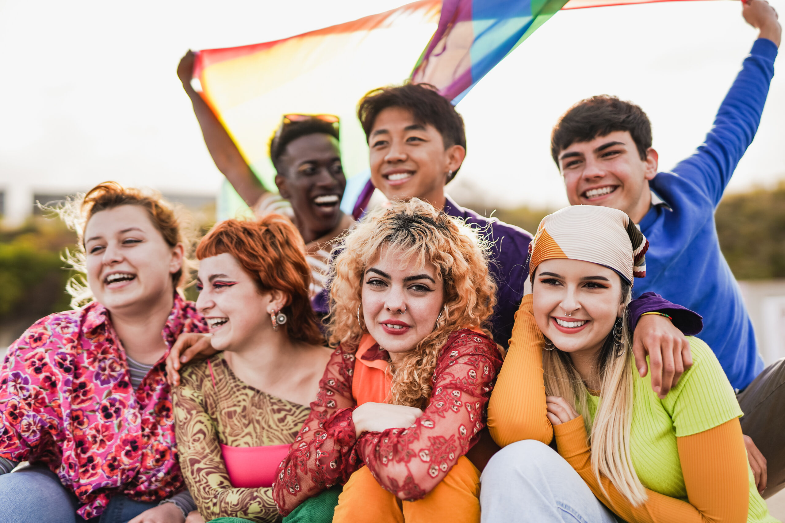 Persone di diverse etnie che festeggiano a un evento del pride LGBT